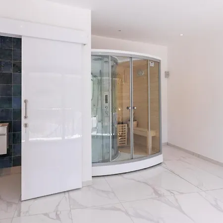 Semesterbostad Luxury W Pool