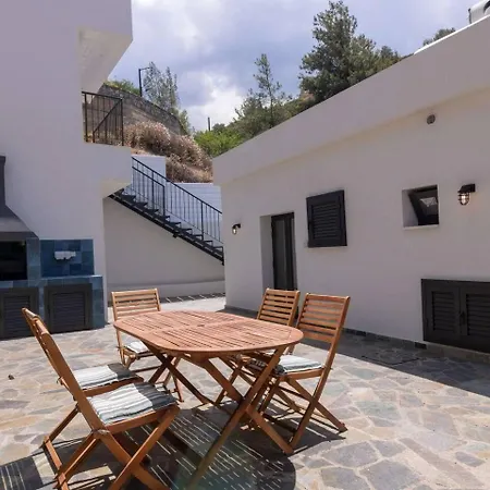 Luxury W Pool Kakopetriá